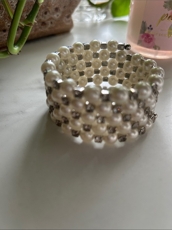 Jewelry - Classic Pearl and Silver Beaded Stretch Bracelet - White